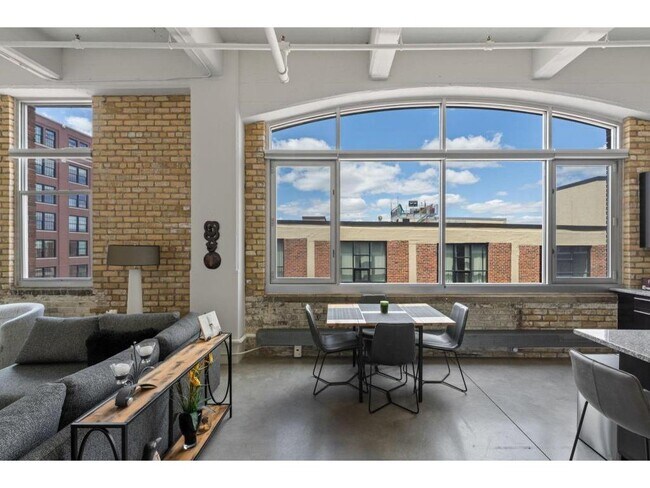 Building Photo - 700 N Washington Ave