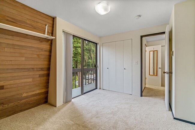 Building Photo - Super Unique Northgate Loft!