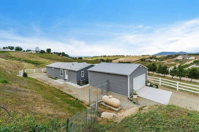 Building Photo - 40589 Los Amantes Rd