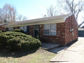 Building Photo - 3BR/1BA House off of Dixie Hwy