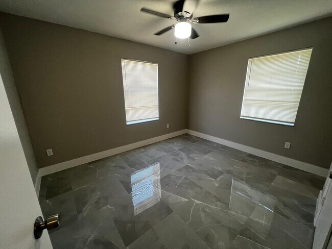 Building Photo - 2067 Laura Ln