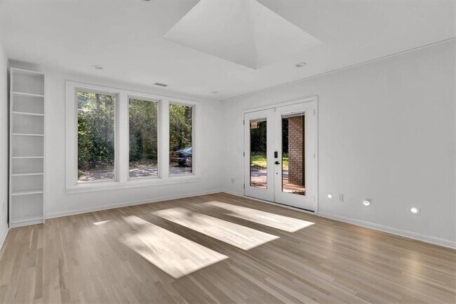 Building Photo - 2605 McKinnon Dr