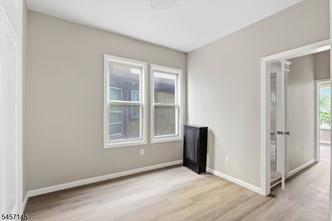 Building Photo - 37 Mapes Ave