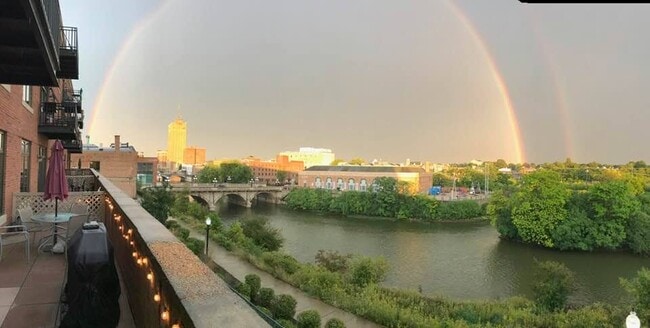 Building Photo - 140 S River St