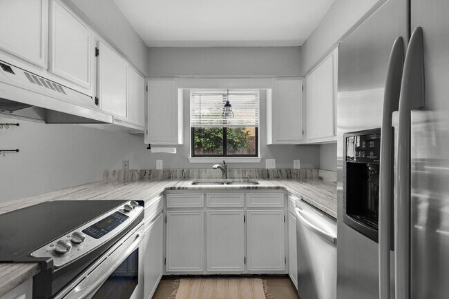Building Photo - 117 12th Ave