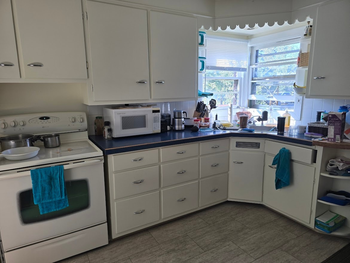 kitchen - 624 N Grand Ave