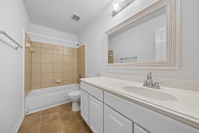 Building Photo - 14730 Fir Knoll Way