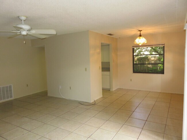 Building Photo - Open and bright 2/2 with garage