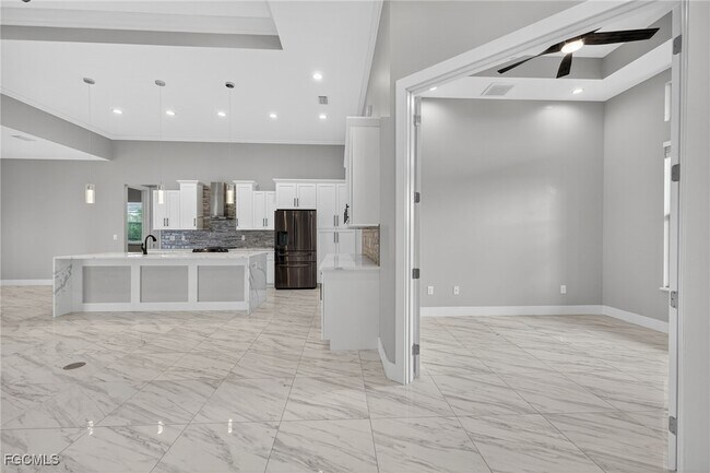Building Photo - 2532 SW 26th Pl