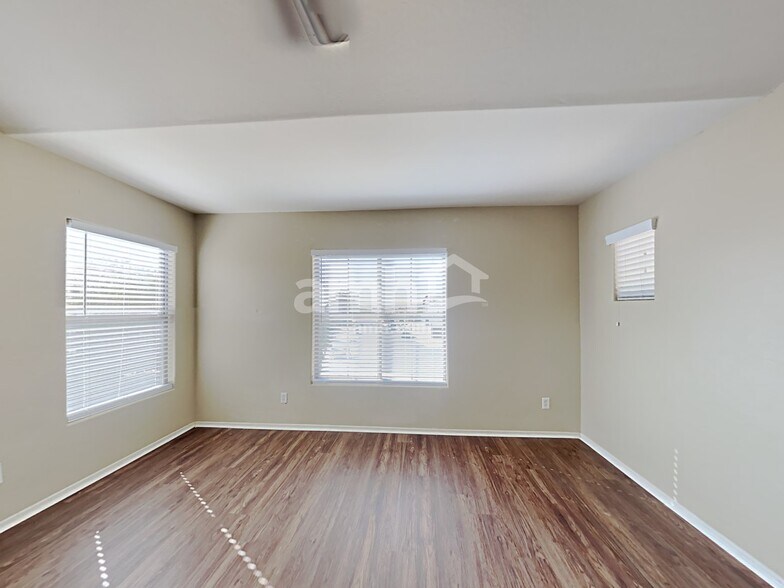 Building Photo - 1517 S 115th Dr