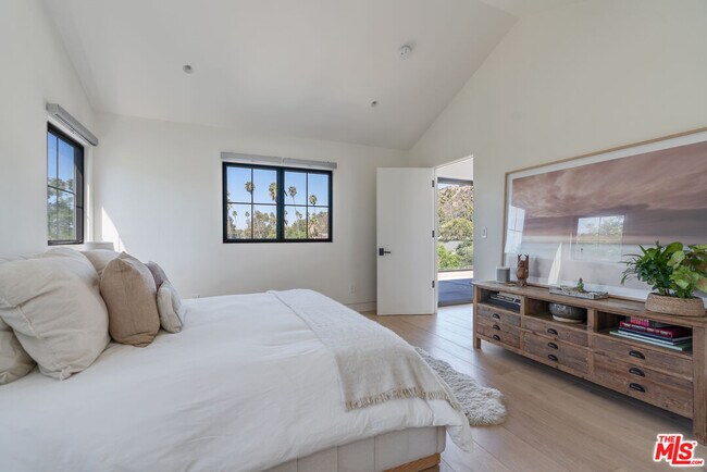 Building Photo - 5265 Dahlia Dr