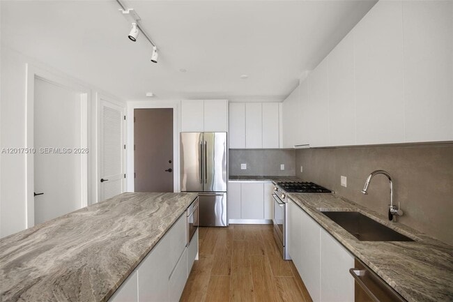 Building Photo - 3034 Oak Ave