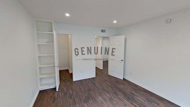 Building Photo - 1st Floor 1 Bedroom Unit in South Coast Me...
