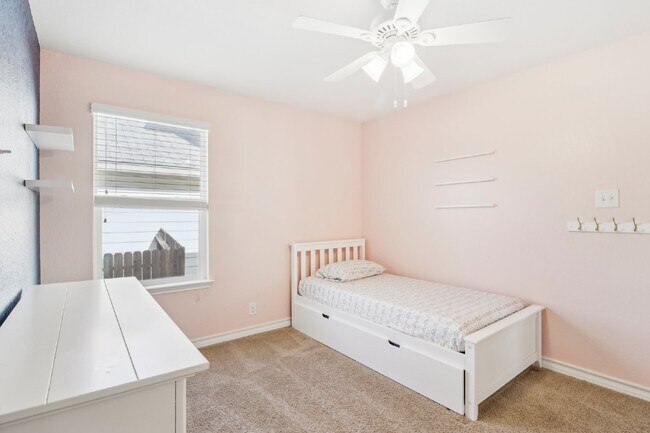 Building Photo - "Charming 4-Bedroom Oasis with custom fini...