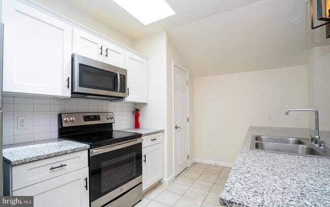 Building Photo - 11 Cranbury Rd