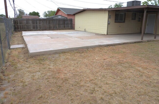 Building Photo - Beautifully Remodeled 3+1 Bungalow with Indoor-Outdoor Living