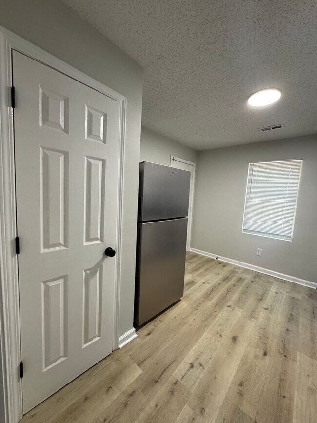 Building Photo - 3bed/2bath freshly renovated home!