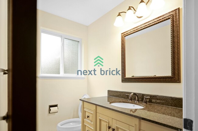 Building Photo - Spacious 5 Bed 2.5 Bath for Rent in Bellevue!