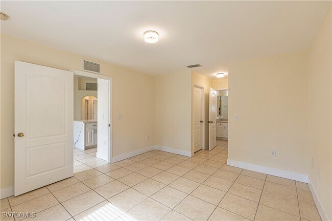 Building Photo - 2112 NE 15th Pl