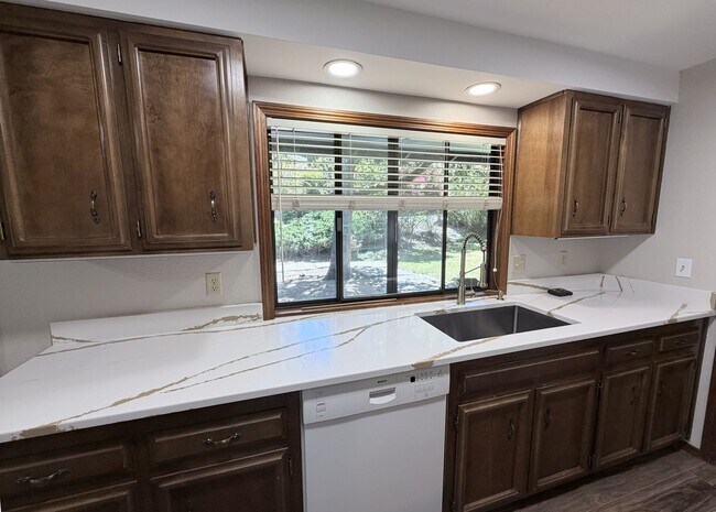 Building Photo - Three Bedroom Home in South Salem