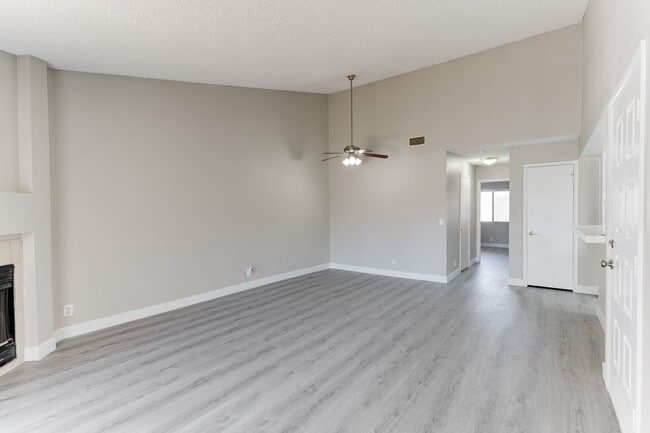 Building Photo - Charming Upstairs Condo with Dual Balconies & Spacious Layout!