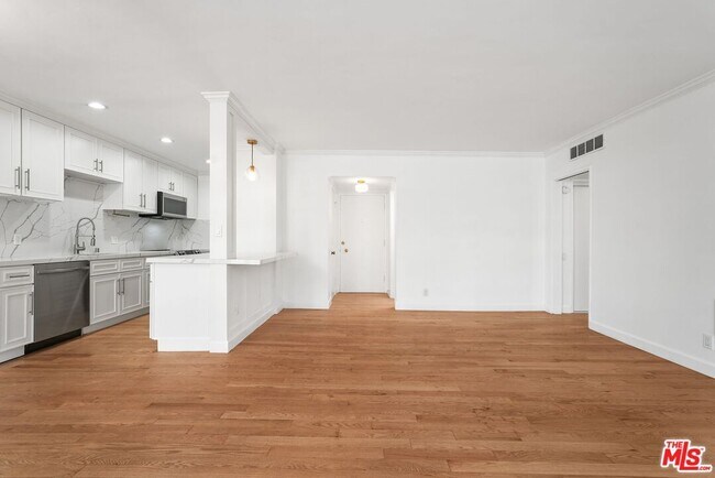 Building Photo - 7270 Hillside Ave