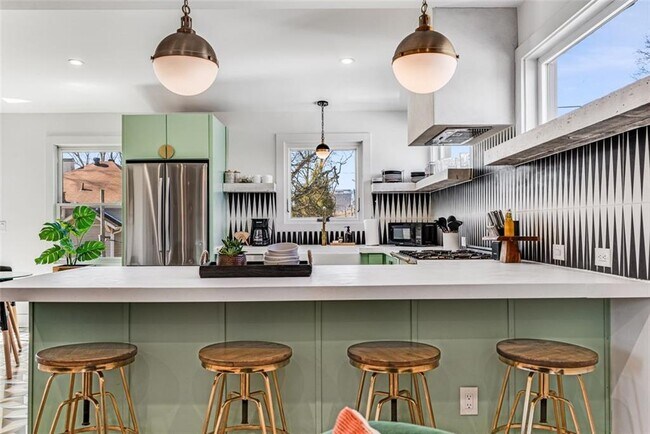 Building Photo - 724 Charles Allen Dr NE