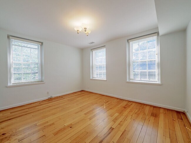 Building Photo - Sunny & Renovated 2BR 1BA in NW DC McLean Gardens Oasis!
