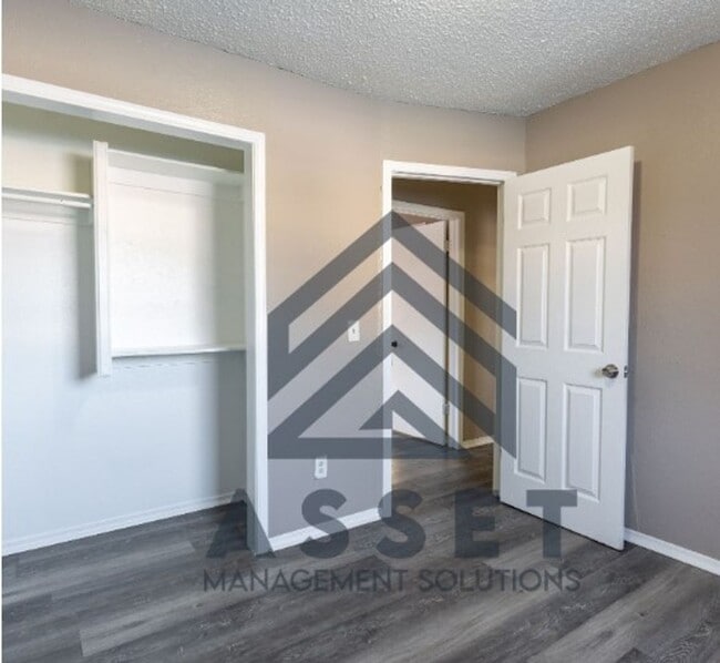 Building Photo - Spacious 5-Bedroom Home Near Tinker AFB and Local Parks