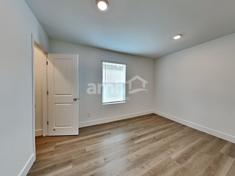 Building Photo - 5848 Vaes Dothrak St