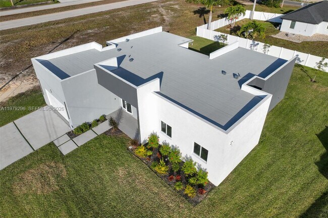 Building Photo - 5 SW 26th Pl