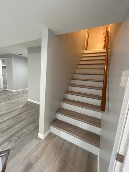 Building Photo - 1801 Oakwood Dr