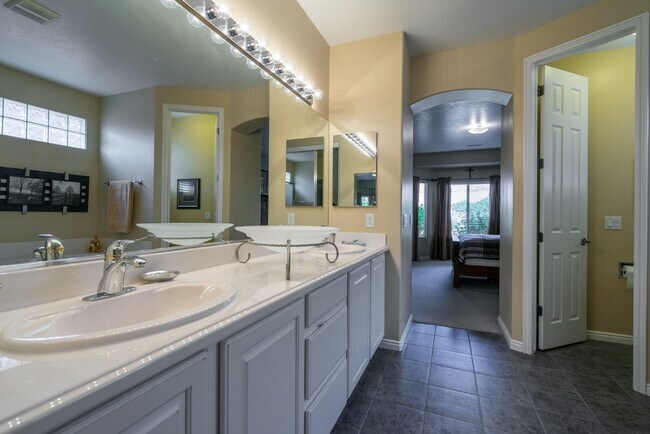 Building Photo - Fully Furnished 3 Bedroom Home In Coral Canyon With Community Amenities