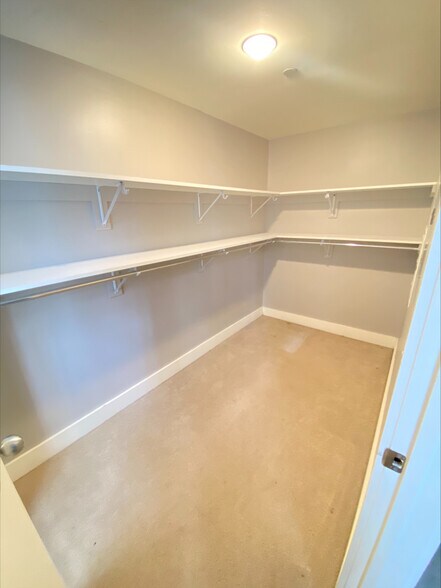 Walk in Closet - 314 N Broadway
