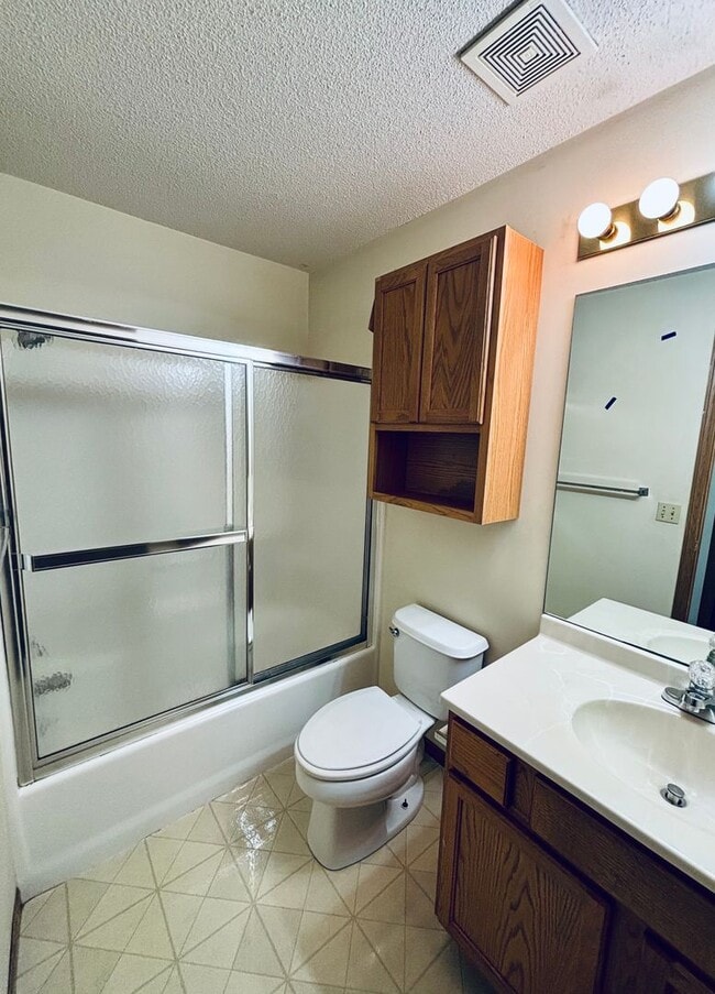 Building Photo - 4 Bed 2 Bath Centrally Located - Pre Leasi...