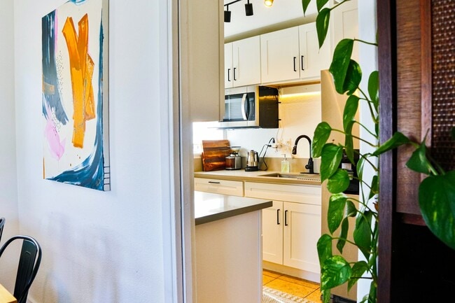 Building Photo - 565 Madrona St