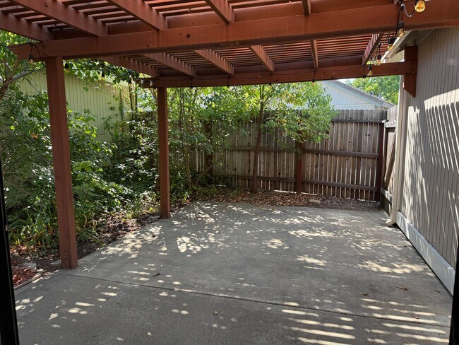 Building Photo - 2004 Fernwood Cir