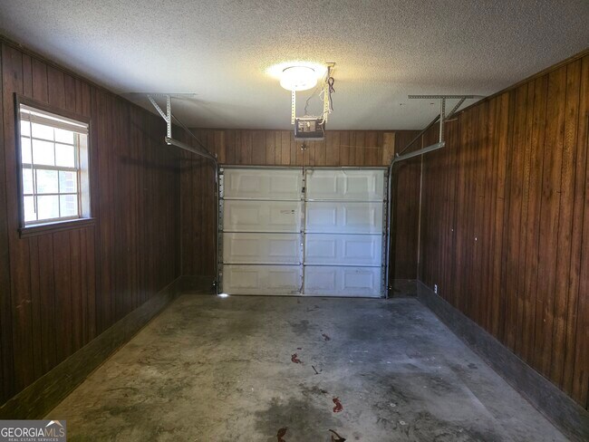 Building Photo - 406 Hickory St