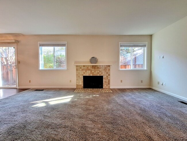 Building Photo - Beautiful Townhouse w/Laundry, Yard, Accepting Cats!