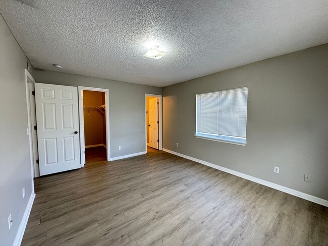 Building Photo - Beautiful 3/2 Duplex in St. Cloud