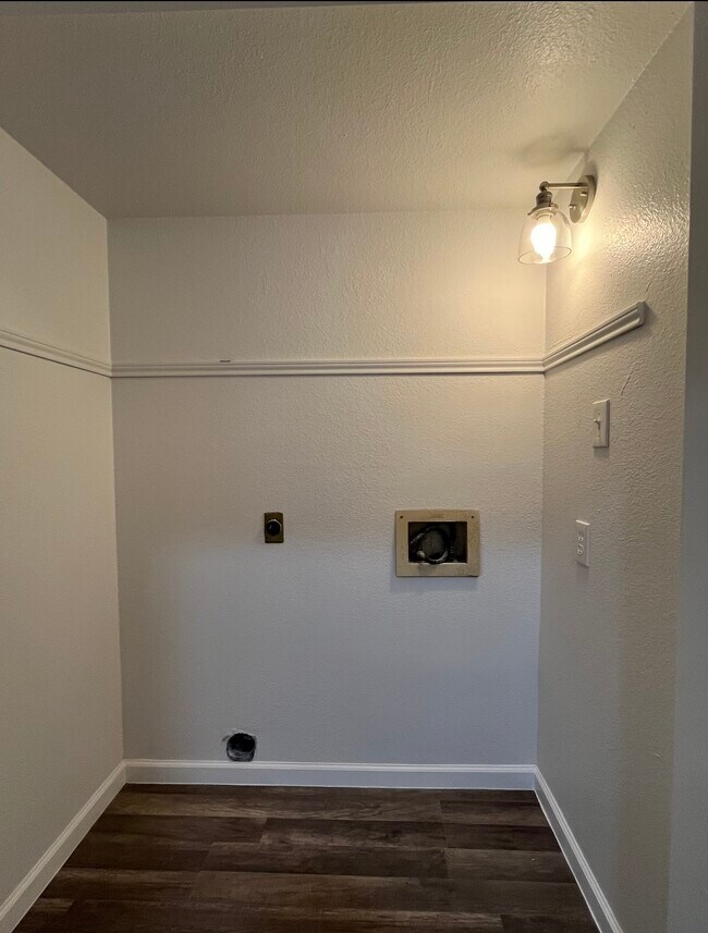Building Photo - 6860 S Creek Dr
