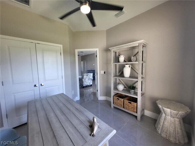 Building Photo - 654 NE 5th Pl