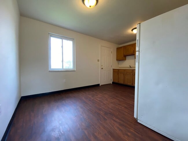 Building Photo - Cozy Two Bedroom Townhome with Central AC ...