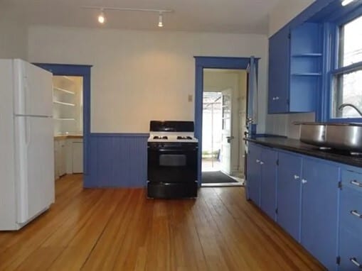 Building Photo - 320 N Dodge St