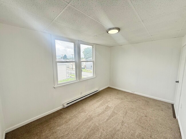 Building Photo - 403 25th St