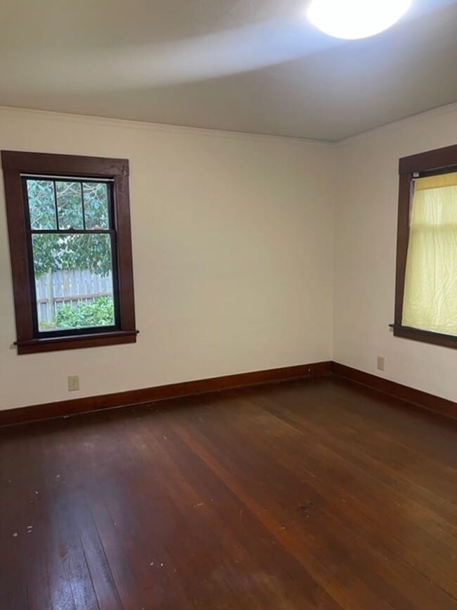 Building Photo - Spacious Craftsman Home