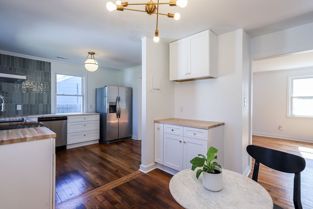 Additional countertop space perfect for your morning coffee - 2016 Hawthorne St