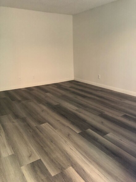 Building Photo - 4619 Rosewood Ave