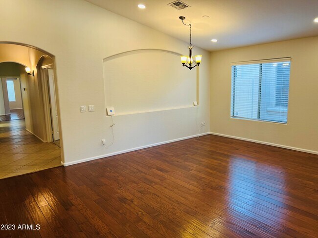 Building Photo - 2823 E Questa Dr