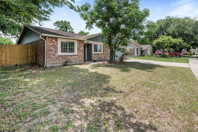 Building Photo - 10711 Heather Hill Dr